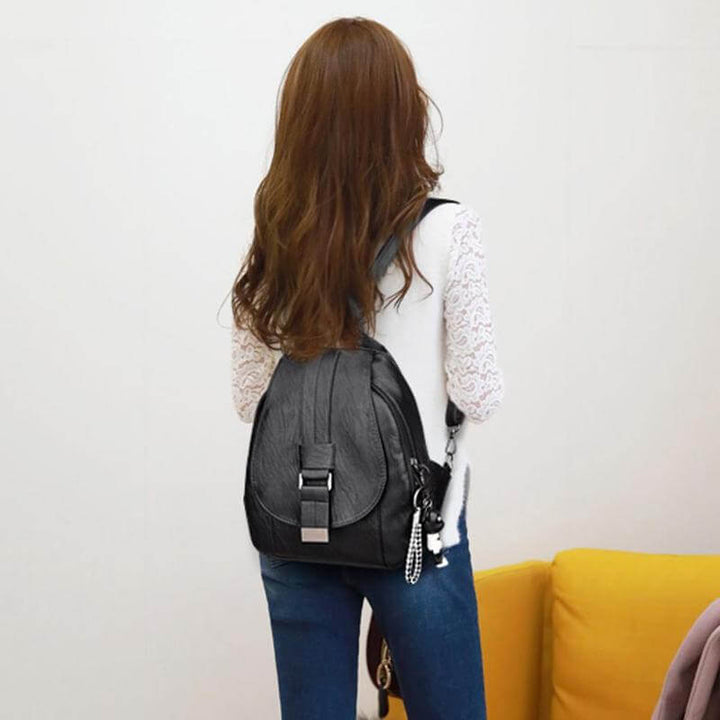 Praktischer wasserdichter Lederrucksack für Damen, mit genügend Platz für Essentials.