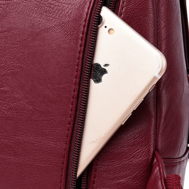 Vorderansicht Premium Damen Lederrucksack, wasserdicht, mit stilvollen Details.