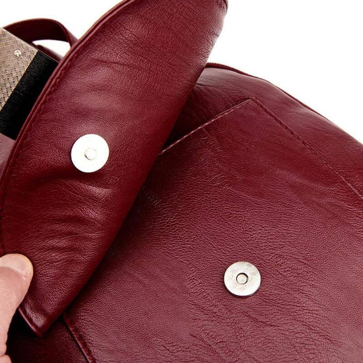 Seitenansicht eleganter Damen Lederrucksack, wasserdicht, geräumig & funktional.