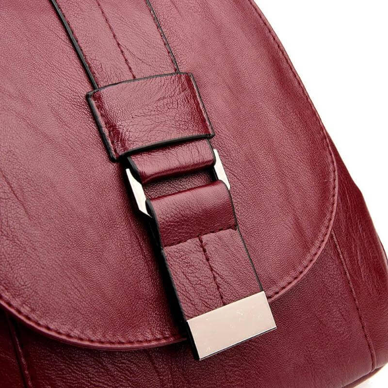Rückenansicht des wasserdichten Damen Lederrucksacks, ergonomisch und bequem.