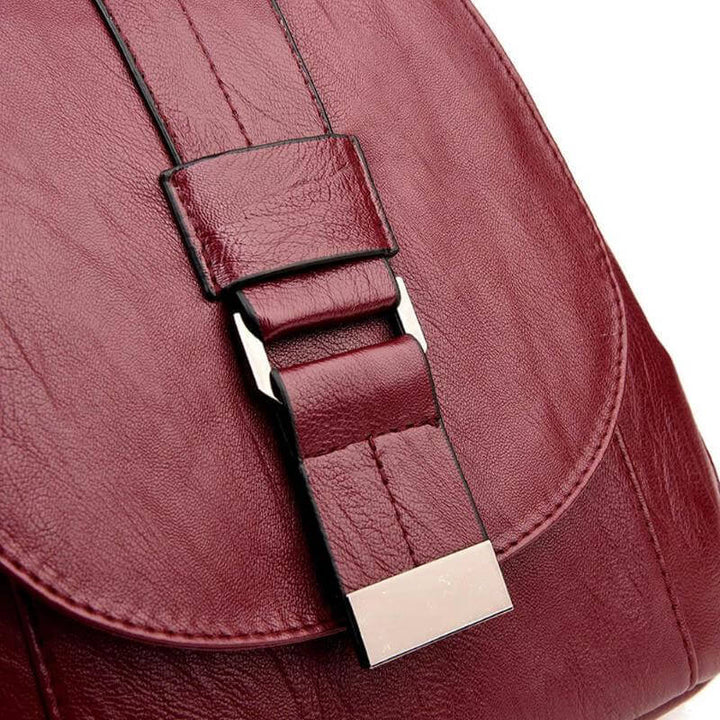 Rückenansicht des wasserdichten Damen Lederrucksacks, ergonomisch und bequem.