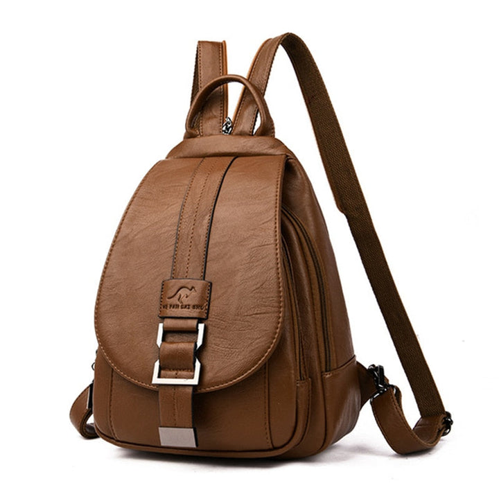Dame trägt wasserdichten Premium Lederrucksack, stilvoll im urbanen Umfeld.