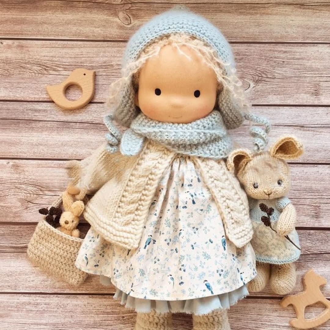 Handgefertigte Waldorfpuppe, 30 cm, Naturmaterialien. Sicheres & weiches Kinderspielzeug.
