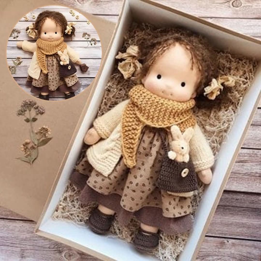 Nachhaltige Waldorfpuppe, 30 cm, handgefertigt. Ökologisches Spielzeug für Entwicklung.