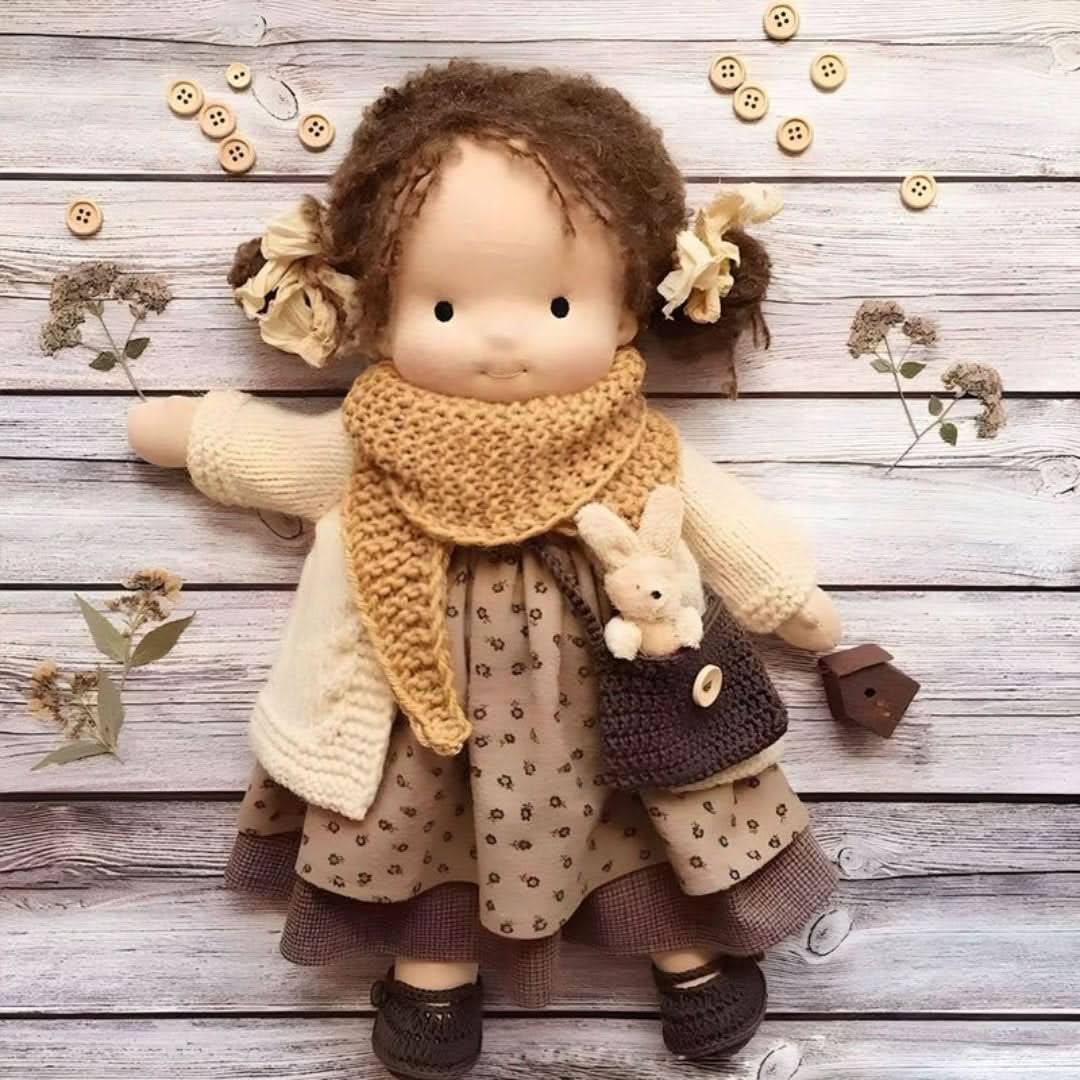 Liebevolle Stoffpuppe aus Naturmaterialien, 30 cm, handgemacht. Perfektes Babyspielzeug.