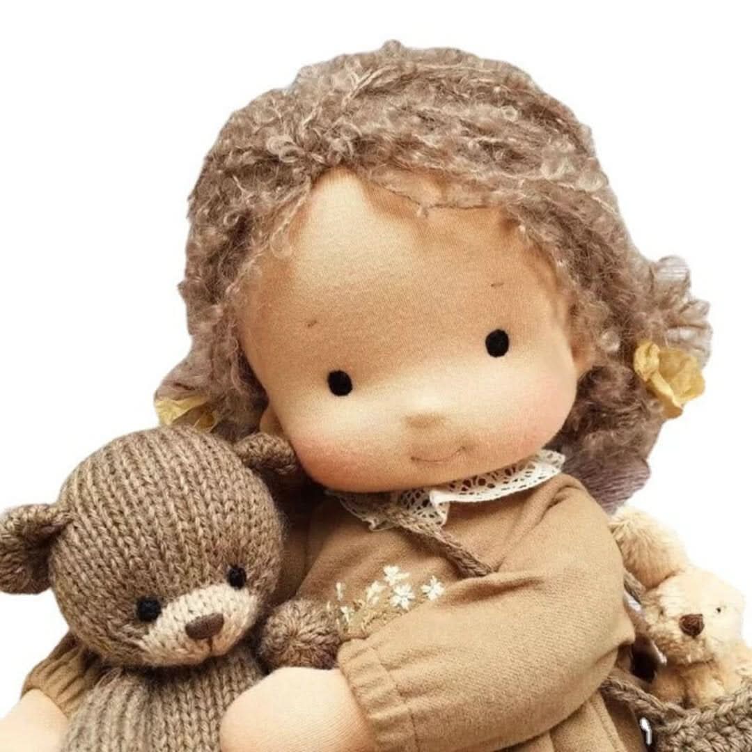 Kinderspielzeug: Handgefertigte Waldorfpuppe, 30 cm, aus Naturmaterialien. Robust & liebevoll.