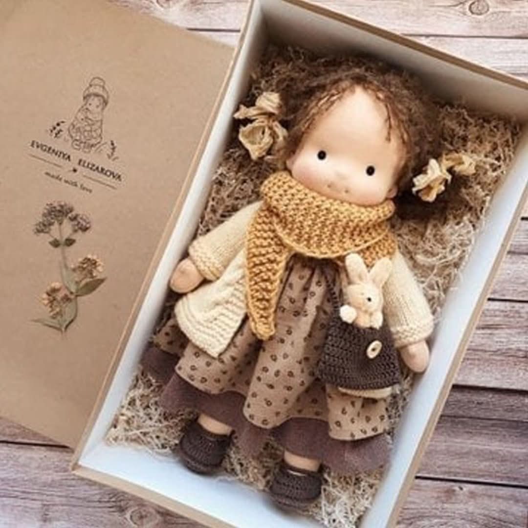 Waldorfpuppe, handgefertigt aus Naturmaterialien, 30 cm. Ideales ökologisches Kinderspielzeug.