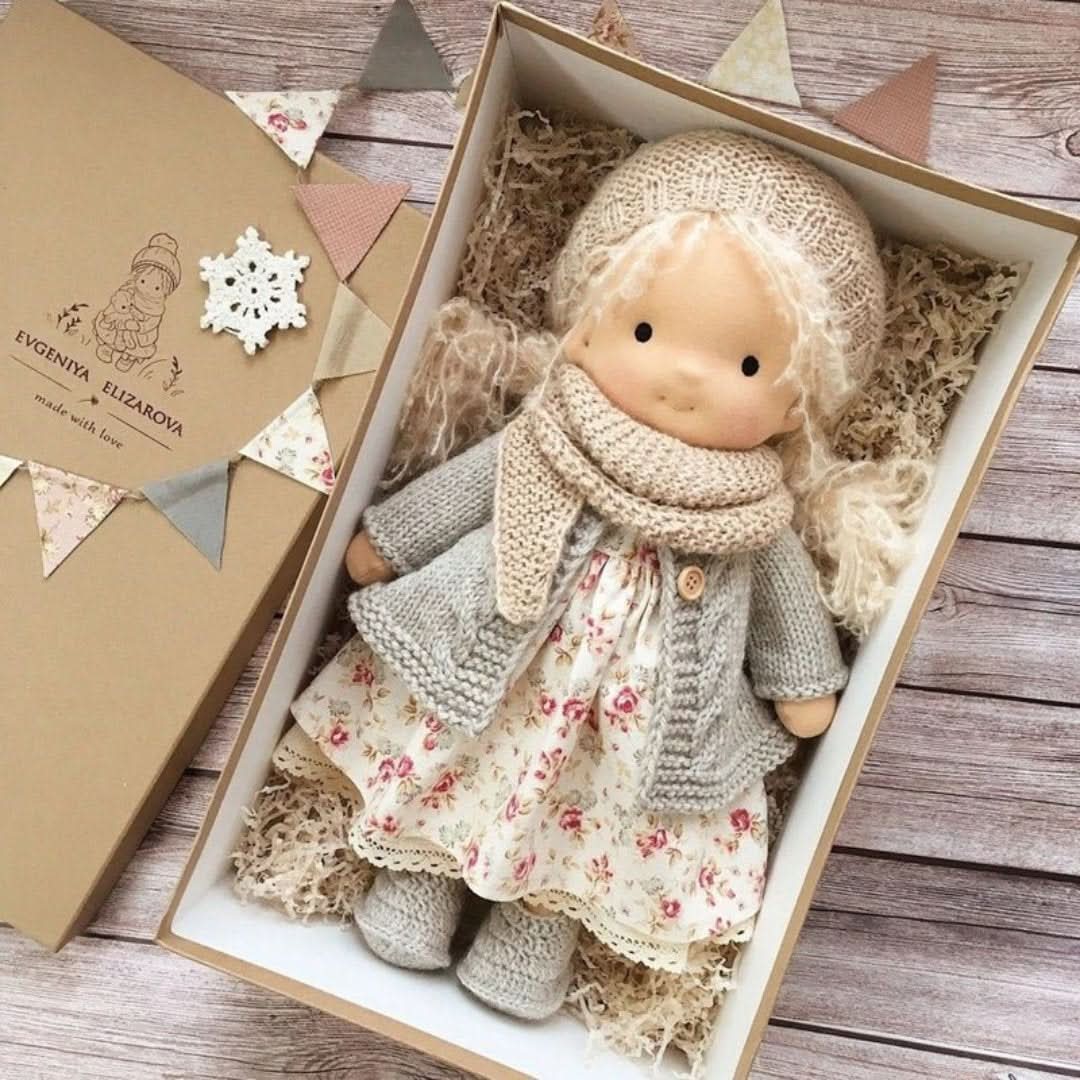 Süße 30 cm Waldorfpuppe aus Naturmaterialien. Handgefertigt, ideal als Geschenk & Babyspielzeug.