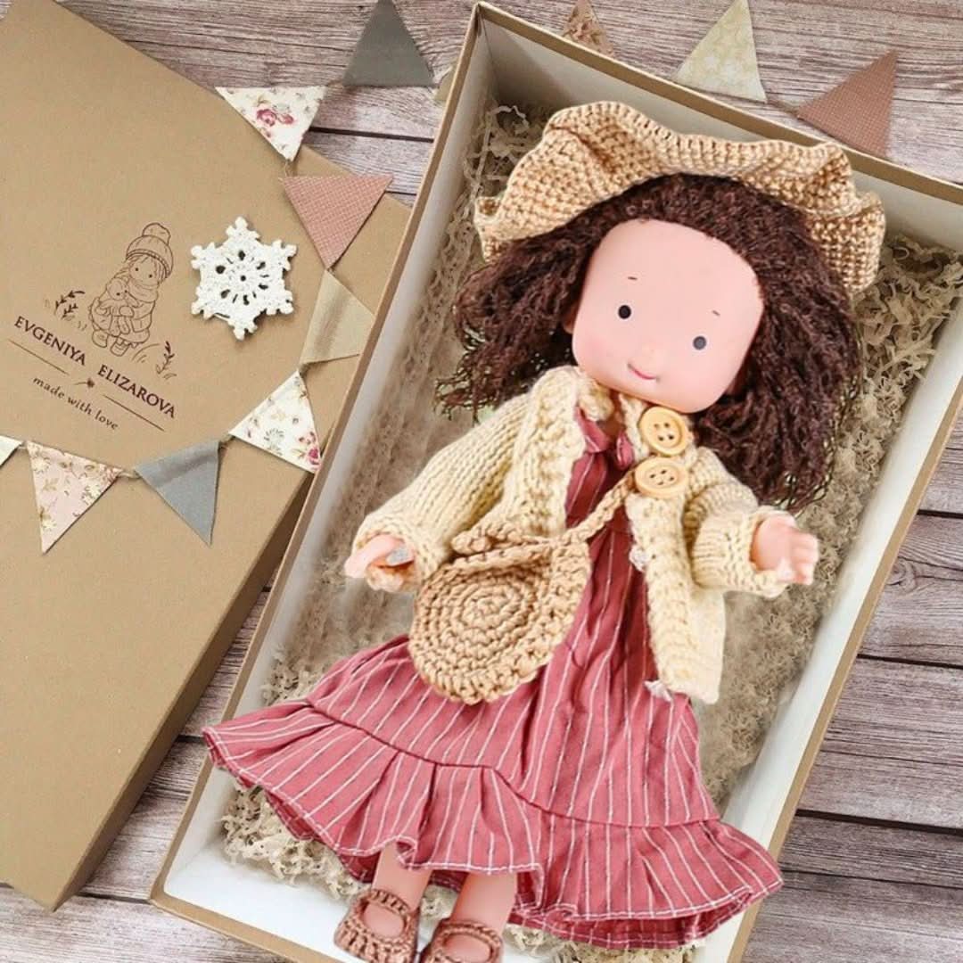 Handgemachte Stoffpuppe, 30 cm, ökologisch. Sicheres Kinderspielzeug aus reinen Naturmaterialien.