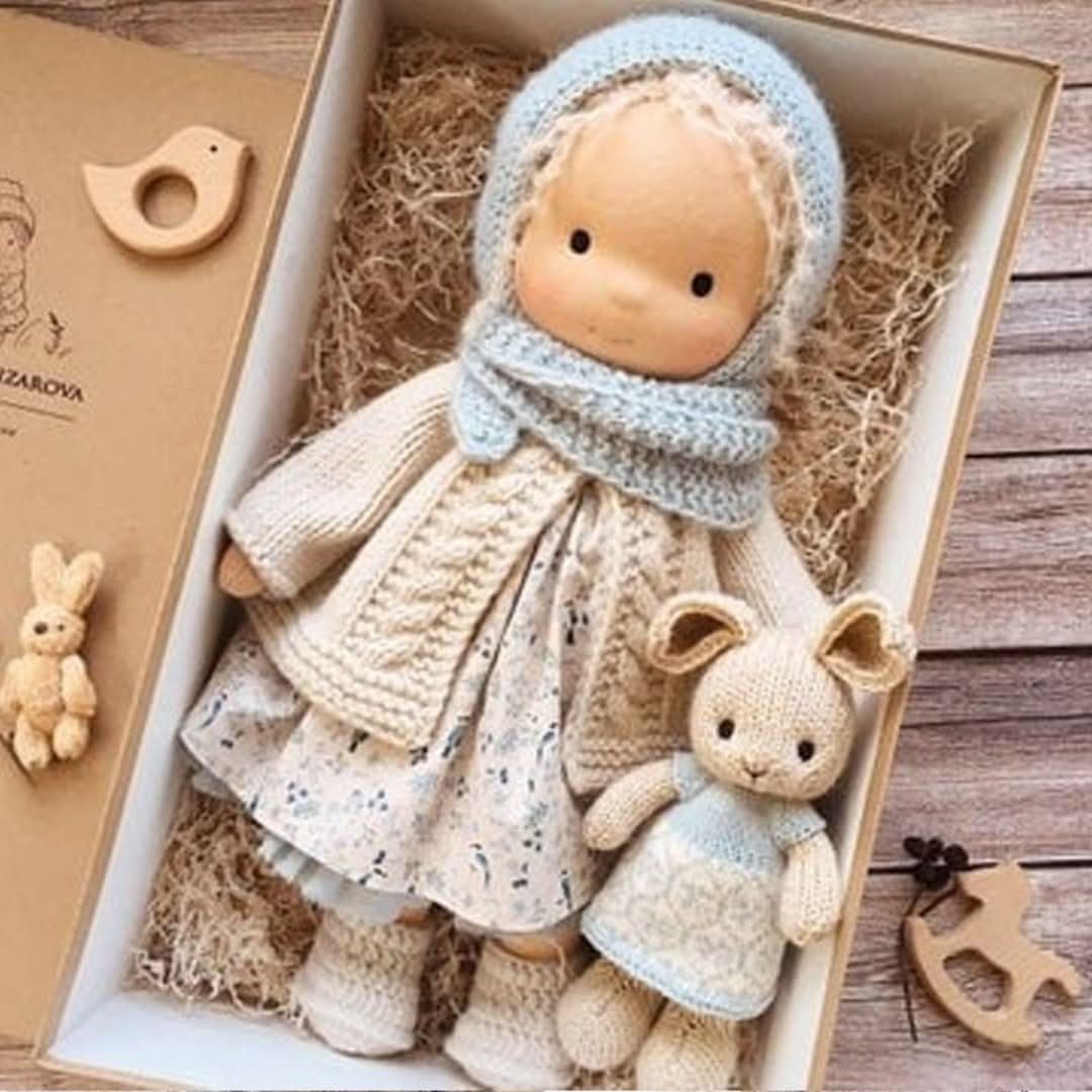 Handgemachte Stoffpuppe, 30 cm, aus Naturmaterialien. Nachhaltiges Kinderspielzeug für Rollenspiele.