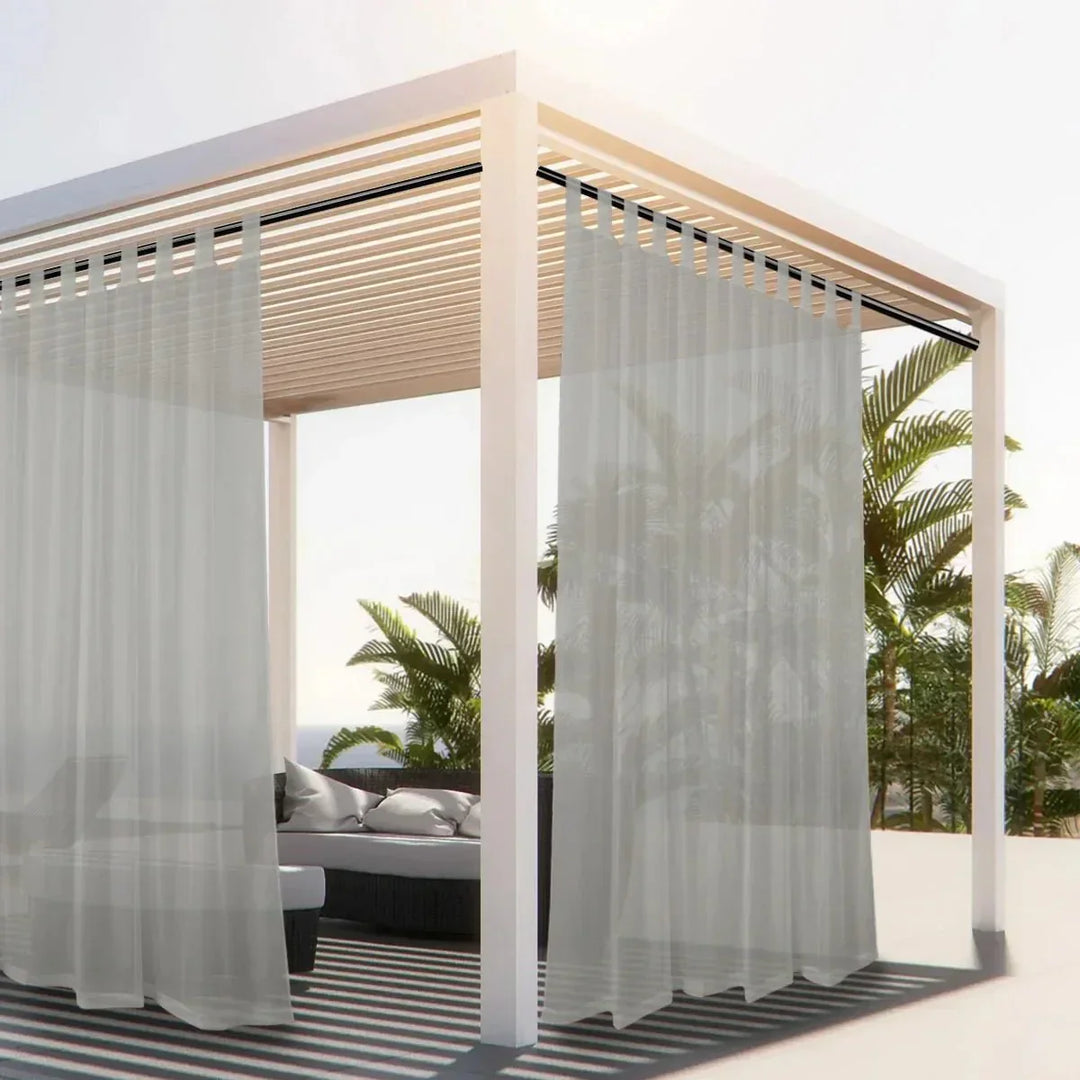 Eleganter Outdoor Vorhang als Sichtschutz & sanfter Lichtfilter für Balkon & Terrasse. Schafft private Atmosphäre.