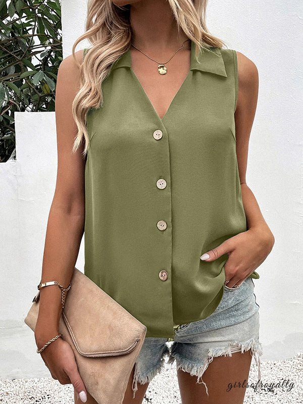 Model trägt weißes Damen V-Ausschnitt Top mit lässiger Jeans. Ideal für Freizeitmode & Komfort.