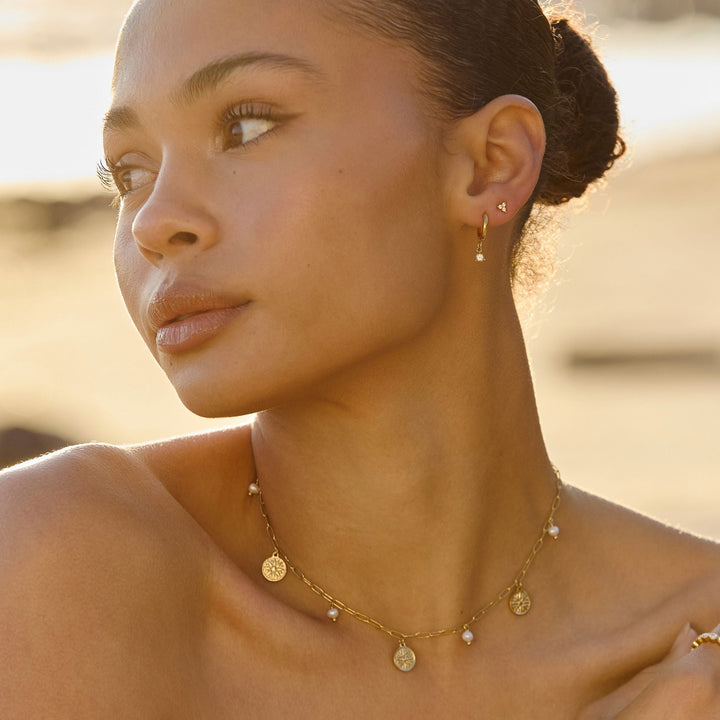 Schimmernde Süßwasserperlen Kette für Damen, goldener Choker mit stilvollem Sonnen-Anhänger. Zeitloser Schmuck.