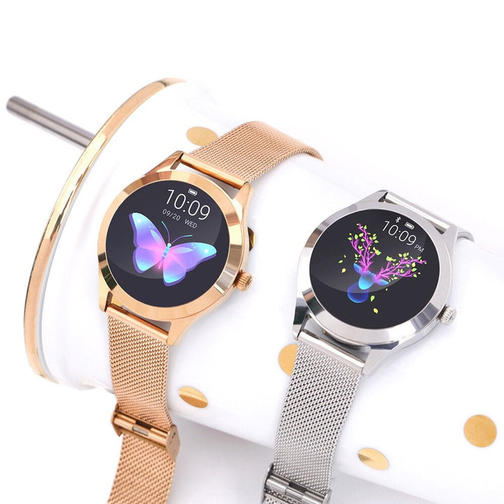 Frau trägt moderne Damen-Smartwatch aus Edelstahl in Silber, zeigt Benachrichtigungen am Handgelenk.