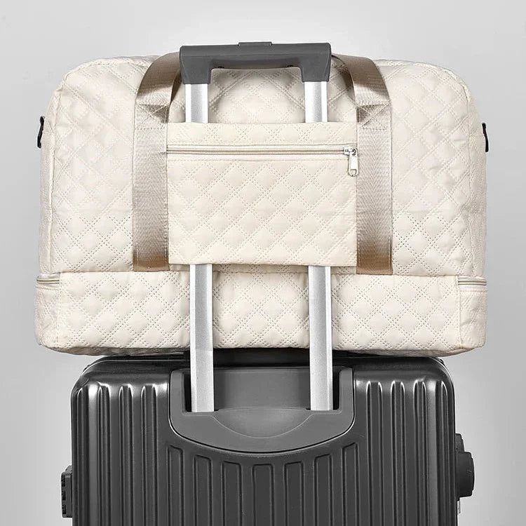Praktische Reisetasche Weekender mit Trolley Schlaufe für einfaches Handgepäck auf Kurzreisen.