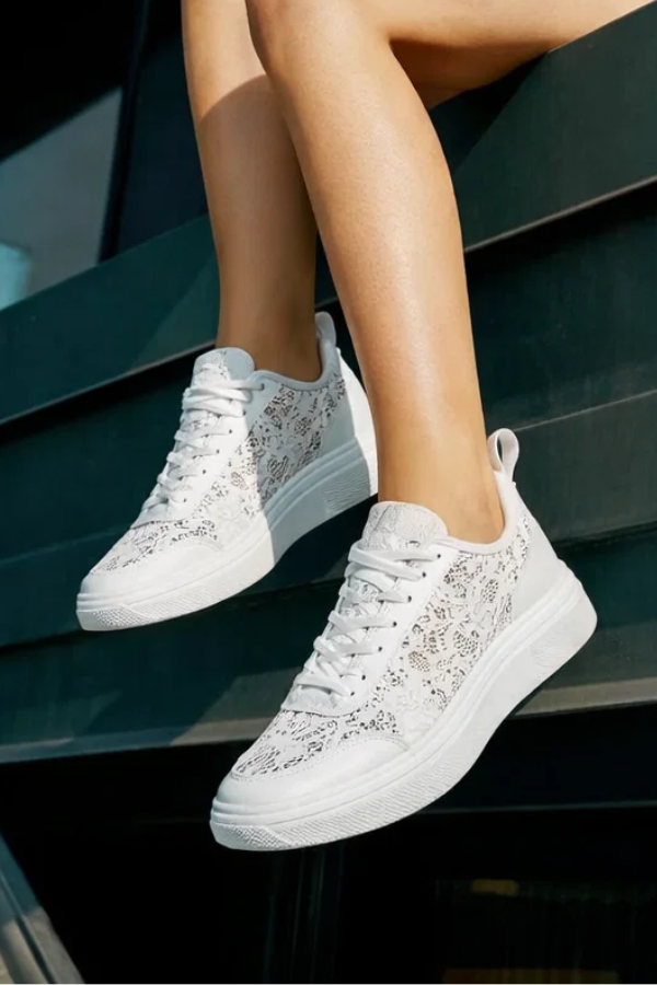 Weiße Damen Sneakers mit elegantem Blumenmuster, leicht & bequem für modische Alltagslooks.