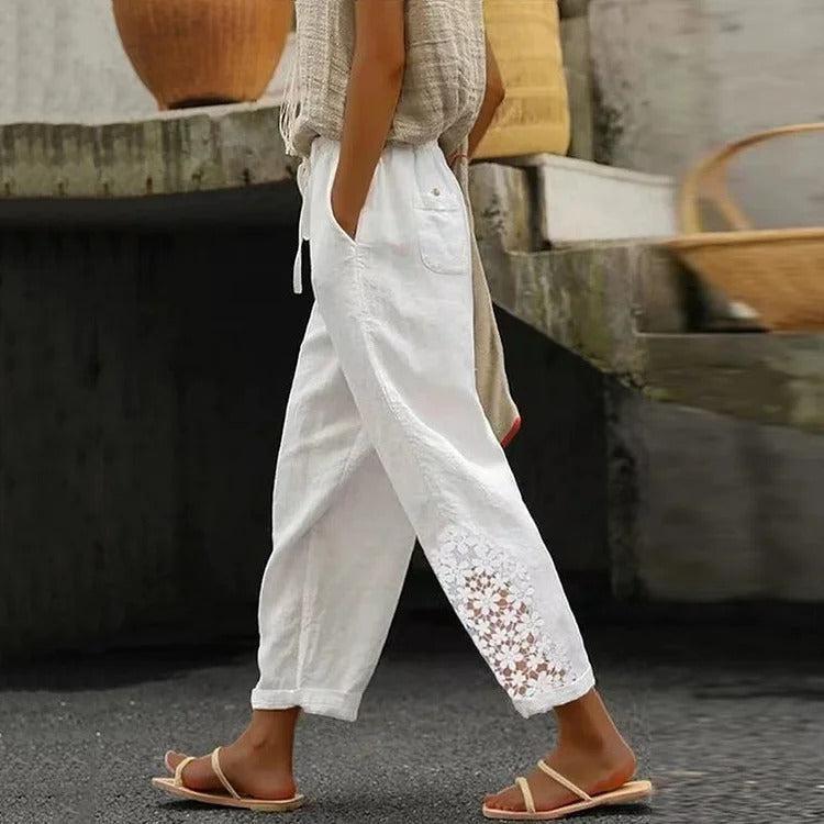 Freizeithose in Weiß für Damen mit Seitentaschen, vielseitig kombinierbar für Frühling und Sommer.