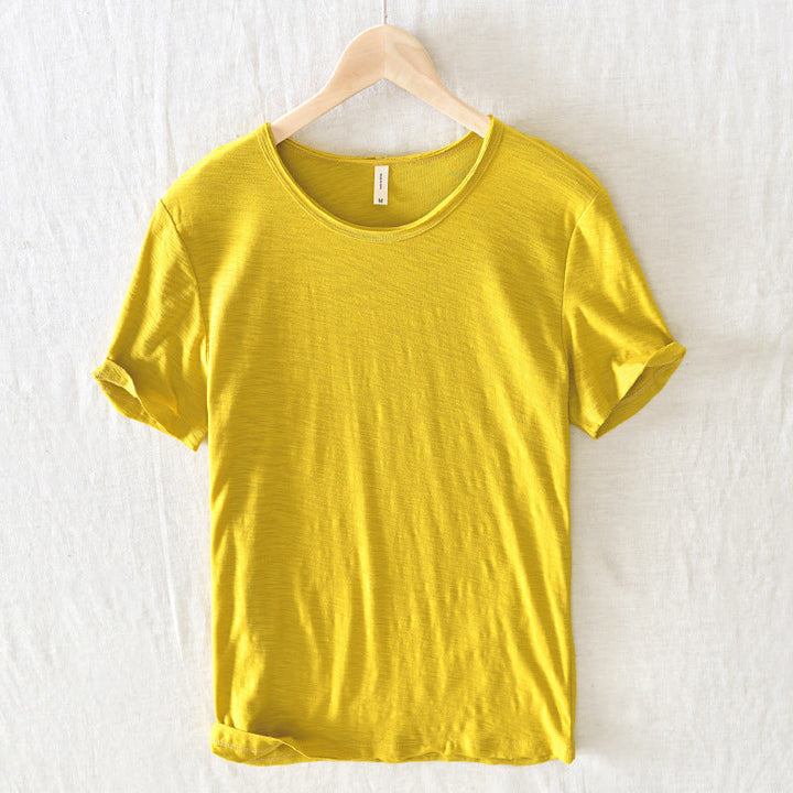 Grünes Basic T-Shirt für Herren. Bequemes Kurzarm Shirt, ideal für Alltag und als stylische Männer Mode.