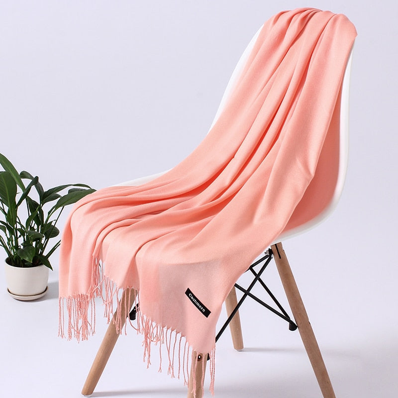 Modischer Damenschal, vielseitig einsetzbar, weiches Polyester für den Winter.