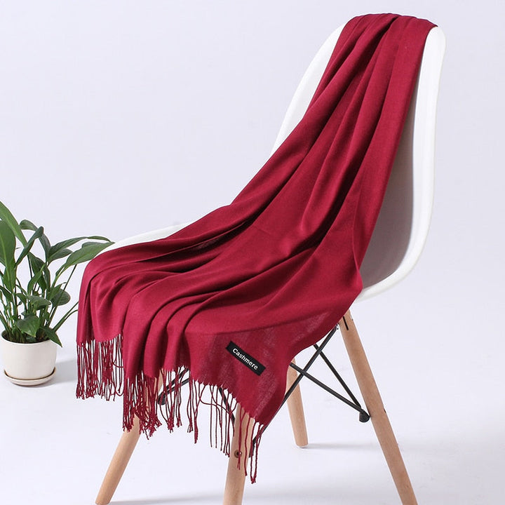 Eleganter Damen-Winterschal, detailreich und vielseitig, aus feinem Polyester.