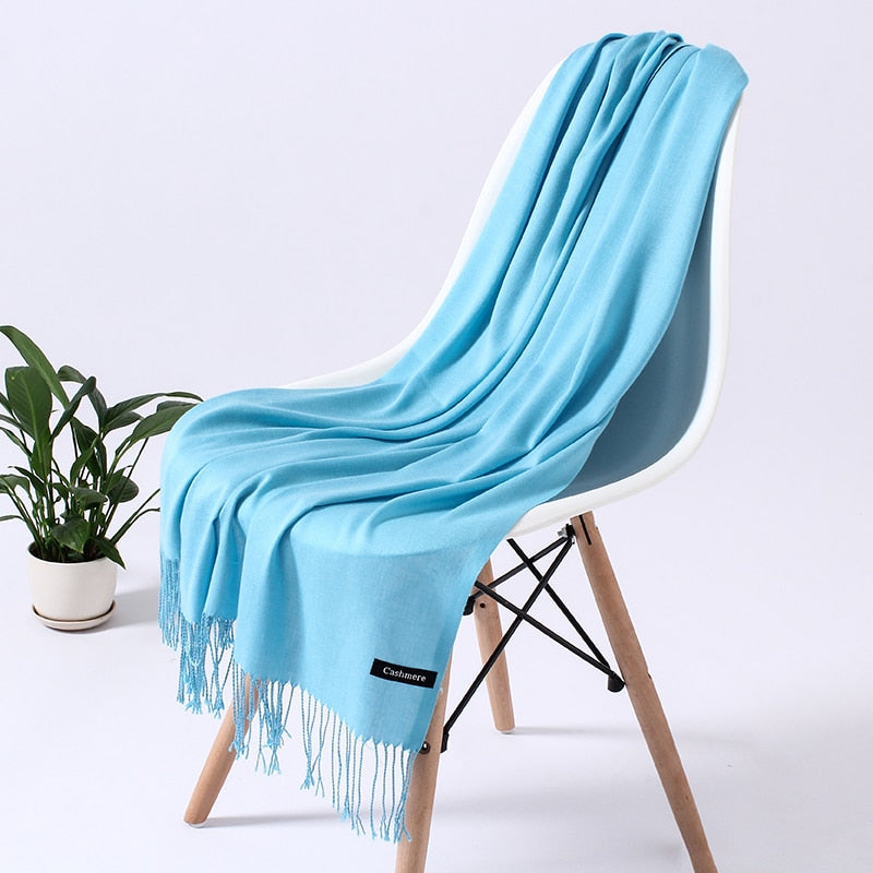 Stylischer Damenschal, elegant drapiert, ideal für kalte Tage und modische Frauen.