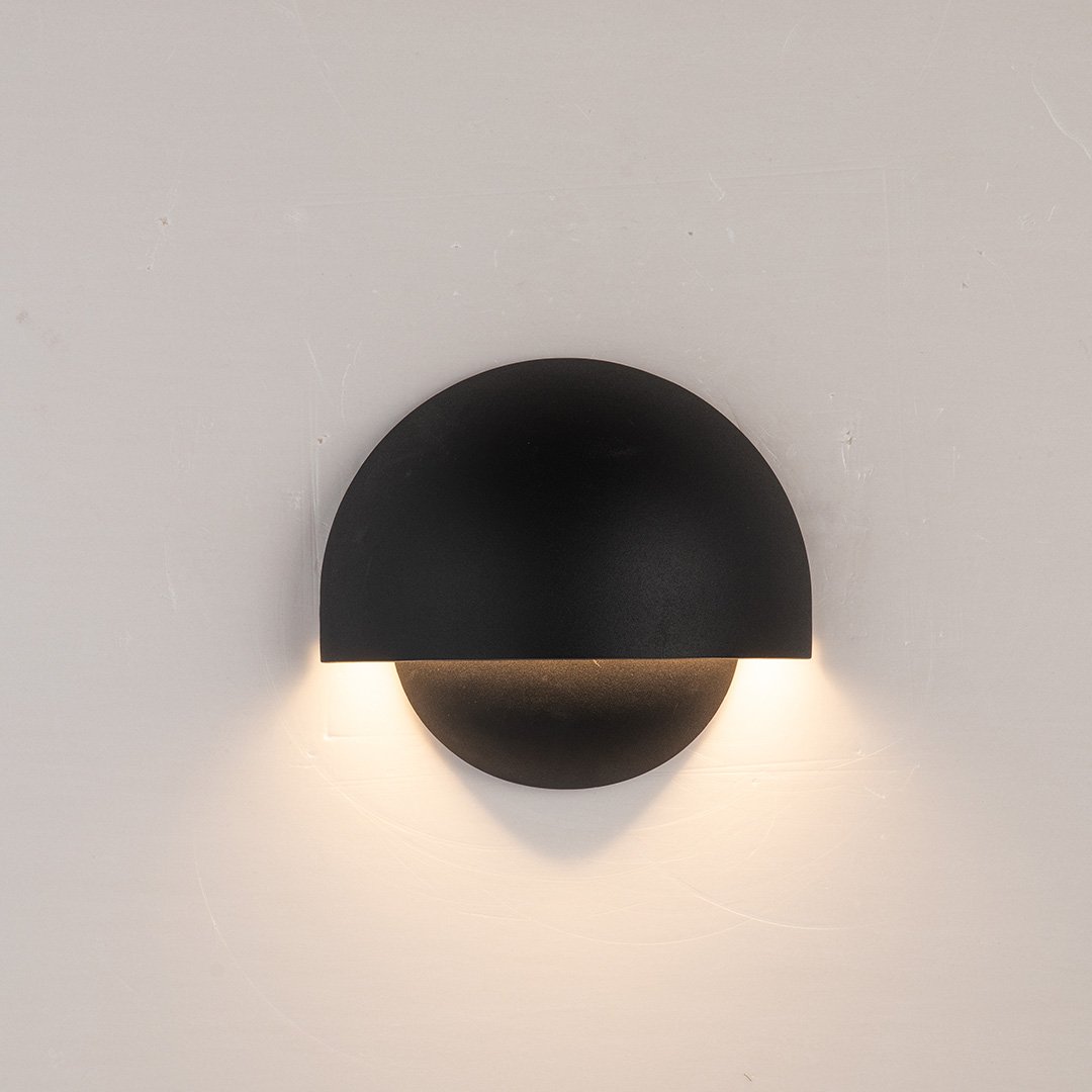 Elegante LED-Fassadenleuchte mit warmweißem Licht, perfekt für moderne Außenbereiche und Hauswände.
