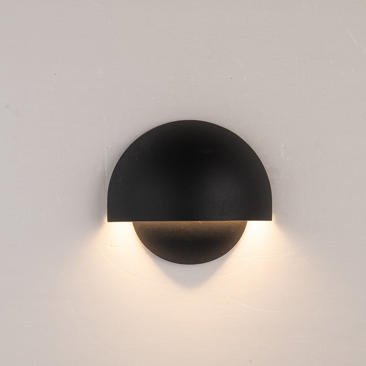 Elegante LED-Fassadenleuchte mit warmweißem Licht, perfekt für moderne Außenbereiche und Hauswände.