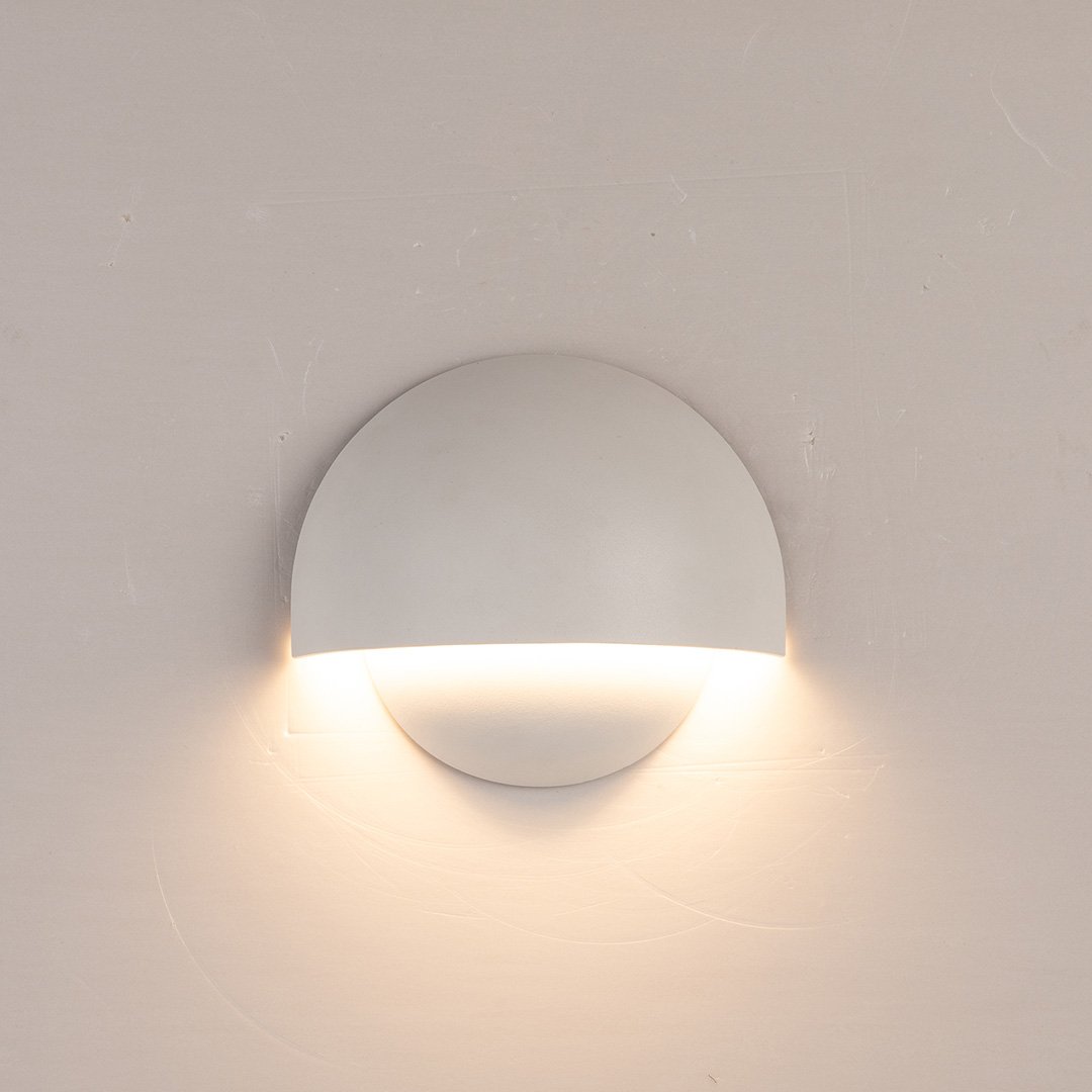 Wetterfeste LED-Gartenbeleuchtung aus Aluminium, warmweiß, als moderne Wandleuchte für Terrassen und Balkone.