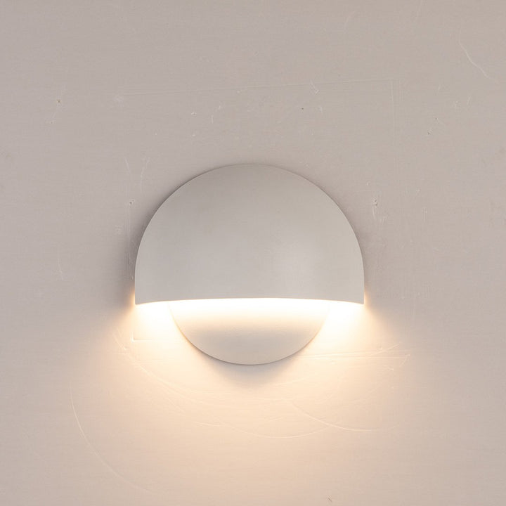 Wetterfeste LED-Gartenbeleuchtung aus Aluminium, warmweiß, als moderne Wandleuchte für Terrassen und Balkone.