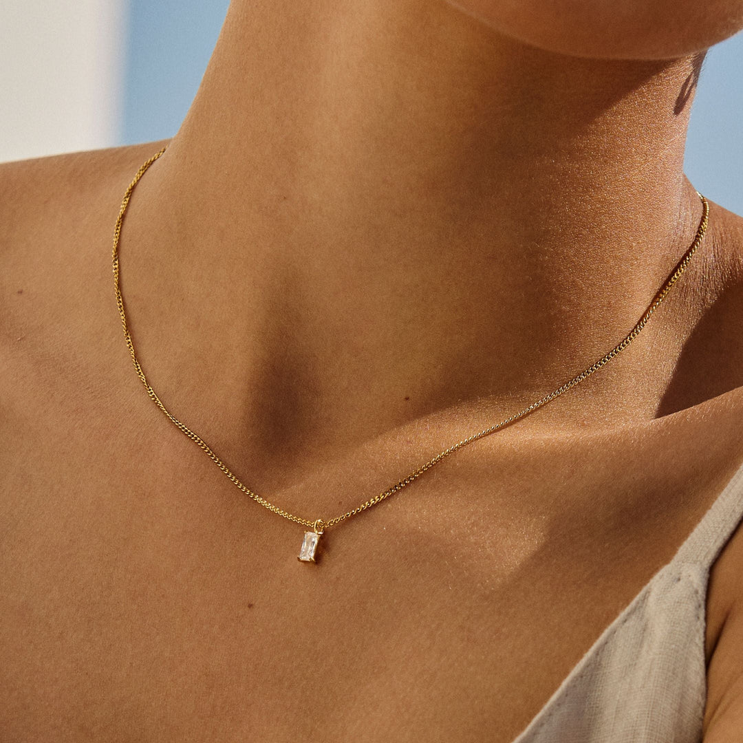 Glänzende Damen Halskette mit großem Kristall-Anhänger. Hypoallergener, wasserfester und verstellbarer Schmuck.