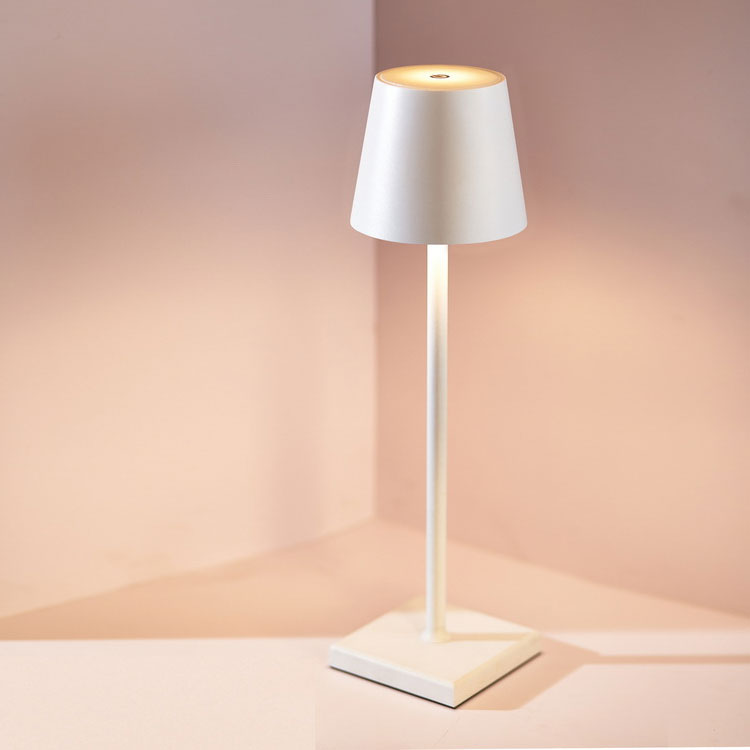 Moderne drahtlose aufladbare LED Tischlampe aus Metall für Ambientebeleuchtung im Wohnzimmer.