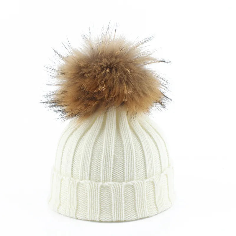 Warme Damen Winter Strickmütze mit Bommel aus Kunstfell. Komfortable Kopfbedeckung für Frauen.