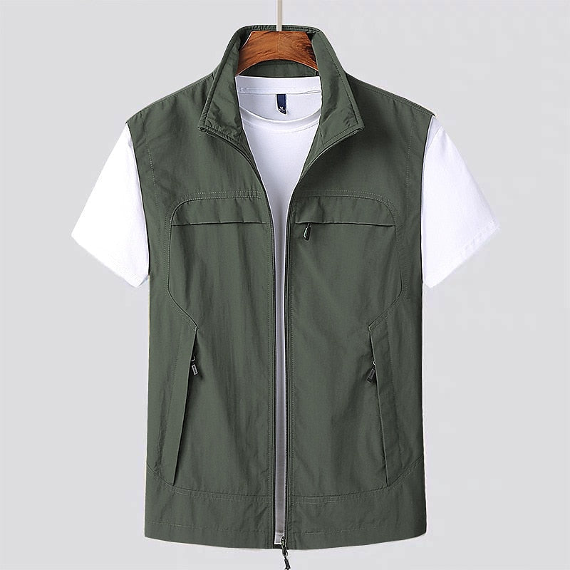 Bequeme, leichte Herren Wanderweste in Khaki. Atmungsaktiv & schnelltrocknend für alle Outdoor-Abenteuer.