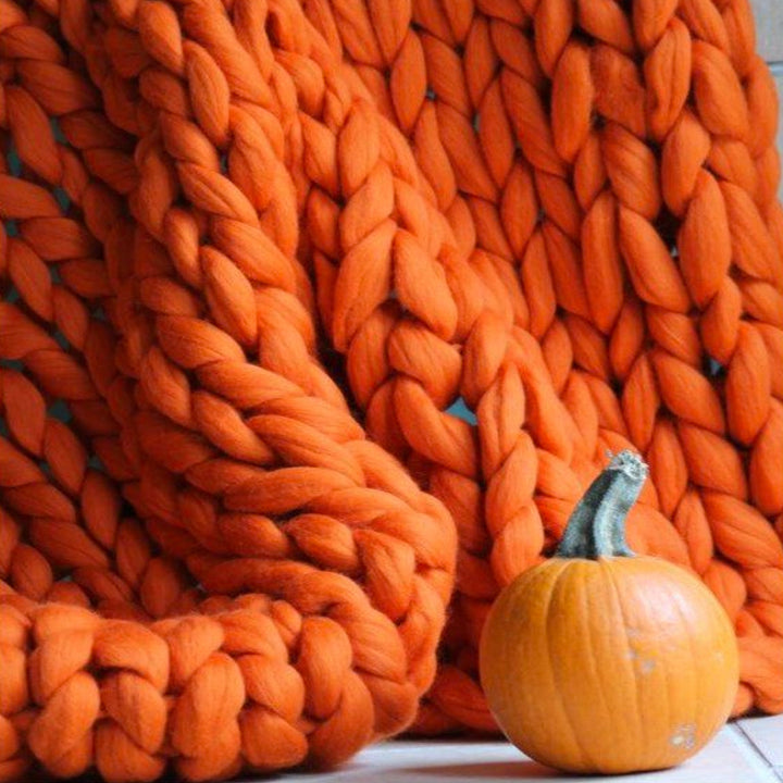 Verschiedene Knäuel Chunky XL Wollgarn in einem Korb. Inspiration für DIY Strickprojekte & kreative Wohnaccessoires.