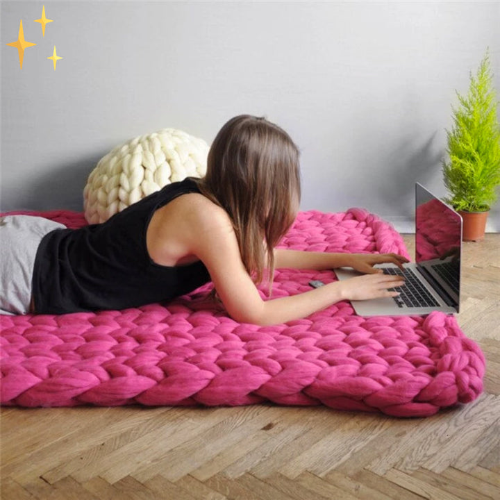Große 1000g Rolle LuxaWool Chunky Garn für superweiche, handgestrickte XXL Decken und Kissen.