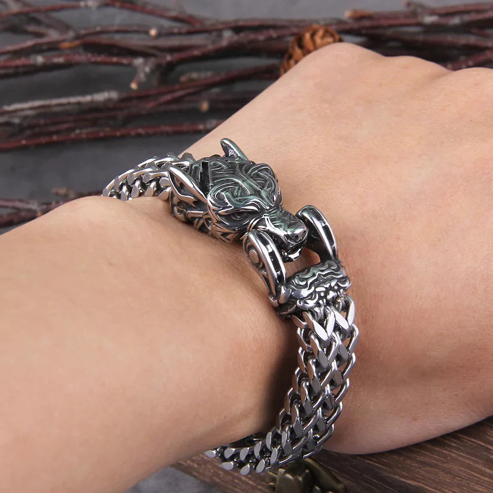 Robustes Wikinger Armband für Herren aus Silber mit nordischen Motiven. Ideales Schmuckstück mit mythologischer Kraft.