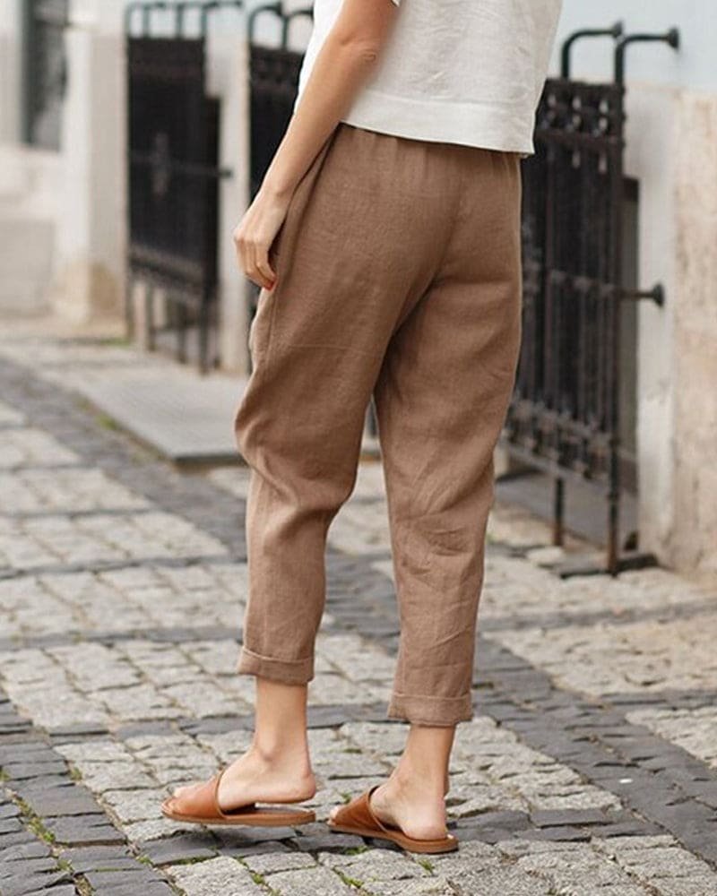 Locker geschnittene Damen Sommerhose im modernen Tapered-Schnitt, vielseitig kombinierbar.