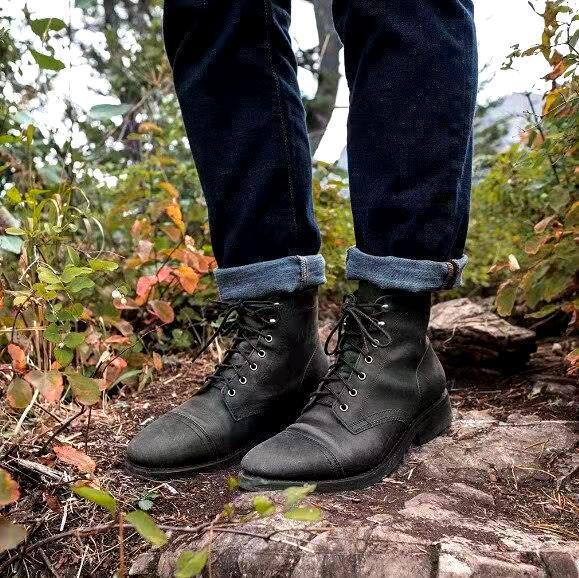 Moderne Retro-Schnürstiefel für Herren in Braun/Khaki. Bequeme und warme Winterstiefel für den täglichen Gebrauch.