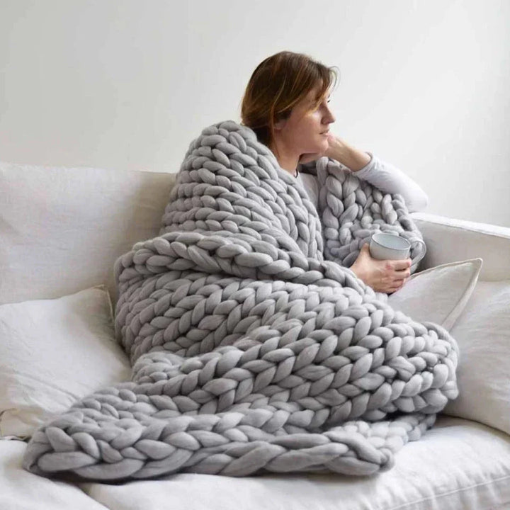 XL Chunky Strickgarn in Grau für gemütliche DIY-Decken & Kissen. Weiche Wolle zum Handstricken.