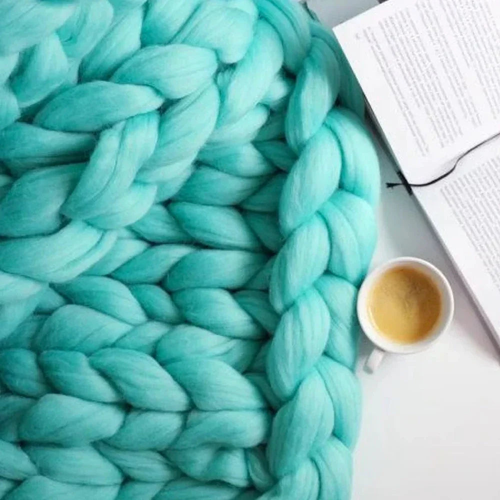 Mehrere Farben von weichem XL chunky Strickgarn für individuelle Decken & Kissen.