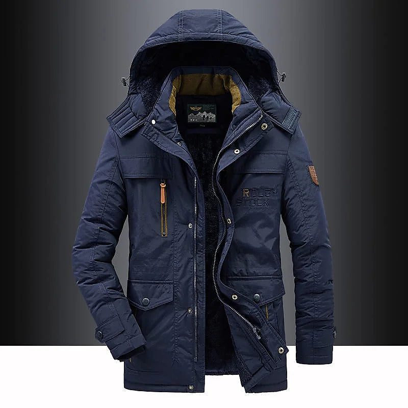 Mann trägt winddichten Herren-Parka Leventis mit Fleece-Futter beim Outdoor-Spaziergang im Winter. Warme Winterjacke.
