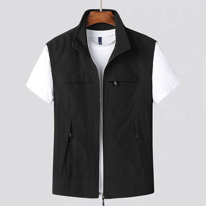 Armeegrüne Herren Outdoor Weste, atmungsaktiv & schnelltrocknend. Ideal für Reisen & Outdoor-Sport.