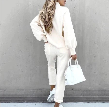 Eleganter Damen Loungewear Zweiteiler mit Rollkragen, ideal als Freizeitkleidung für Stil & maximalen Komfort.