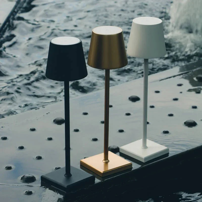 Robuste Aluminium LED-Tischlampe, dimmbar, kabellos aufladbar per USB-C für flexible Nutzung.