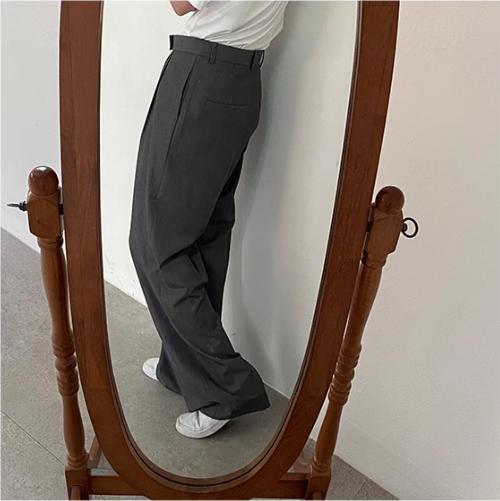 Trendige Herren-Weitbeinhose, vielseitig für Business und elegante Freizeit; bequeme Faltenhose mit modernem Schnitt.