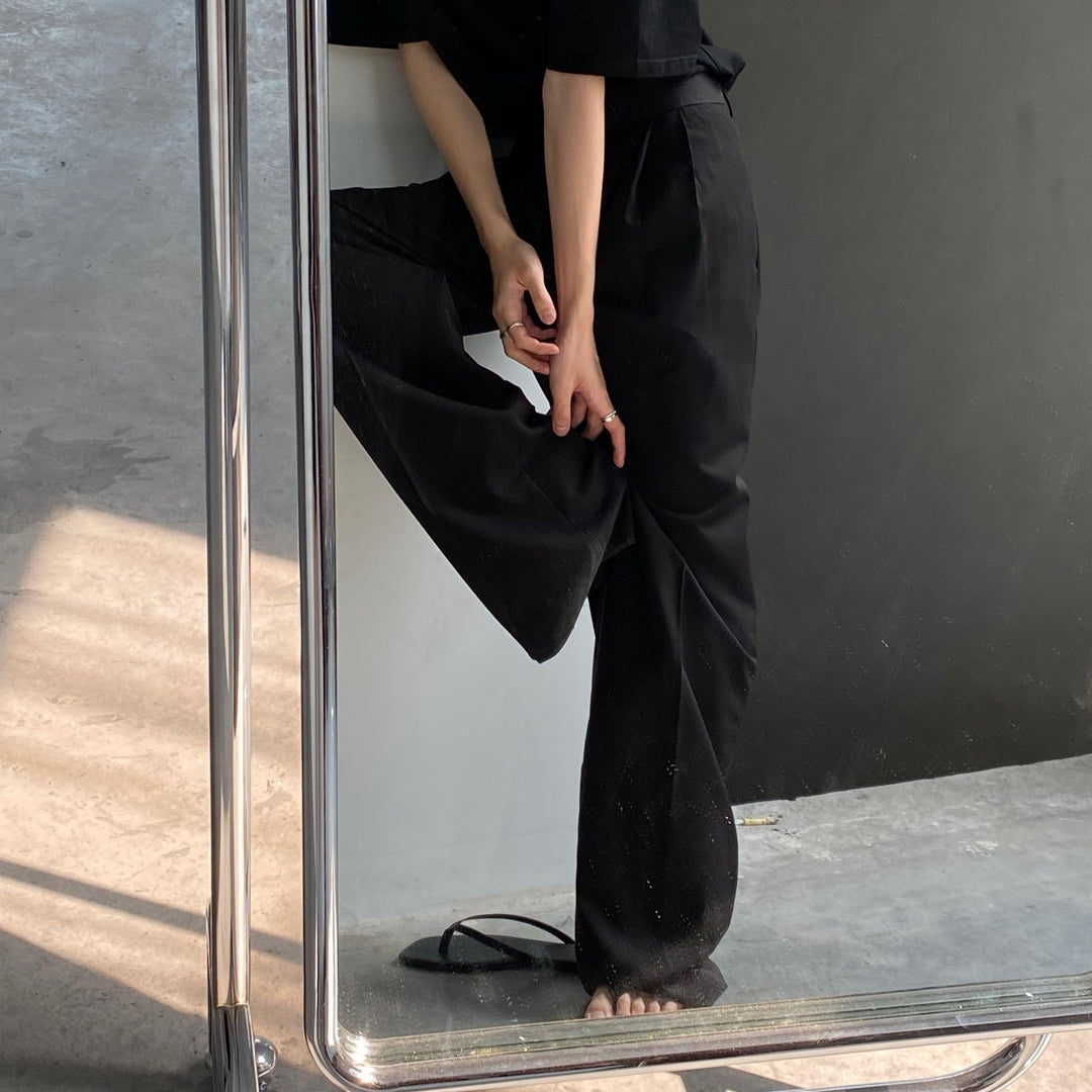 Bequeme Herren-Faltenhose mit weitem Bein für einen lockeren Smart-Casual Look; perfekt für Freizeit & Büro.