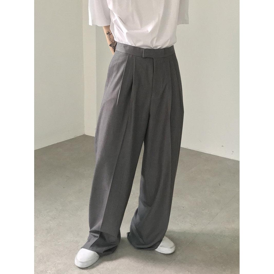 Elegante Herren-Weitbeinhose, ideal für Business & Büro, mit stilvollen Falten und lockerer Passform.