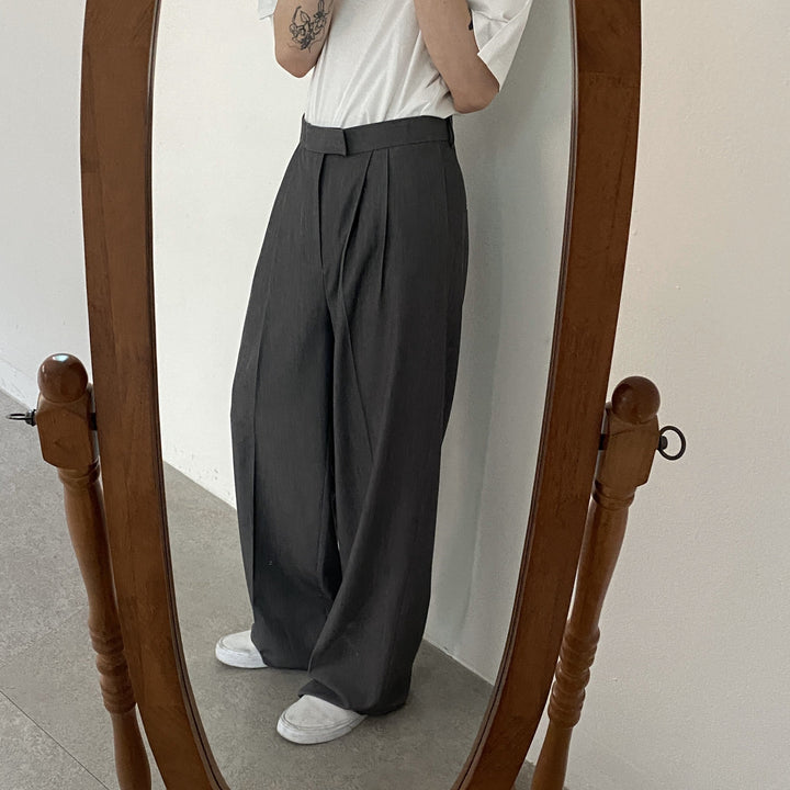 Modische Herren Businesshose mit weitem Bein und Falten, für einen professionellen und eleganten Auftritt im Büro.