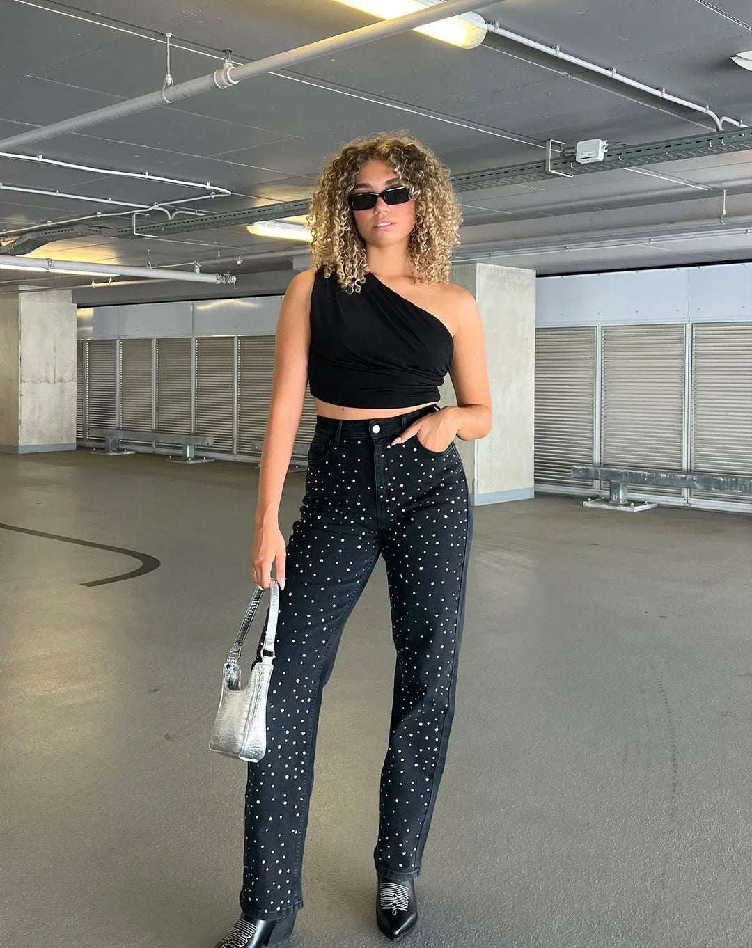 Funkelnde StarStruck Denim Jeans, deren Glanz im Licht besonders zur Geltung kommt.