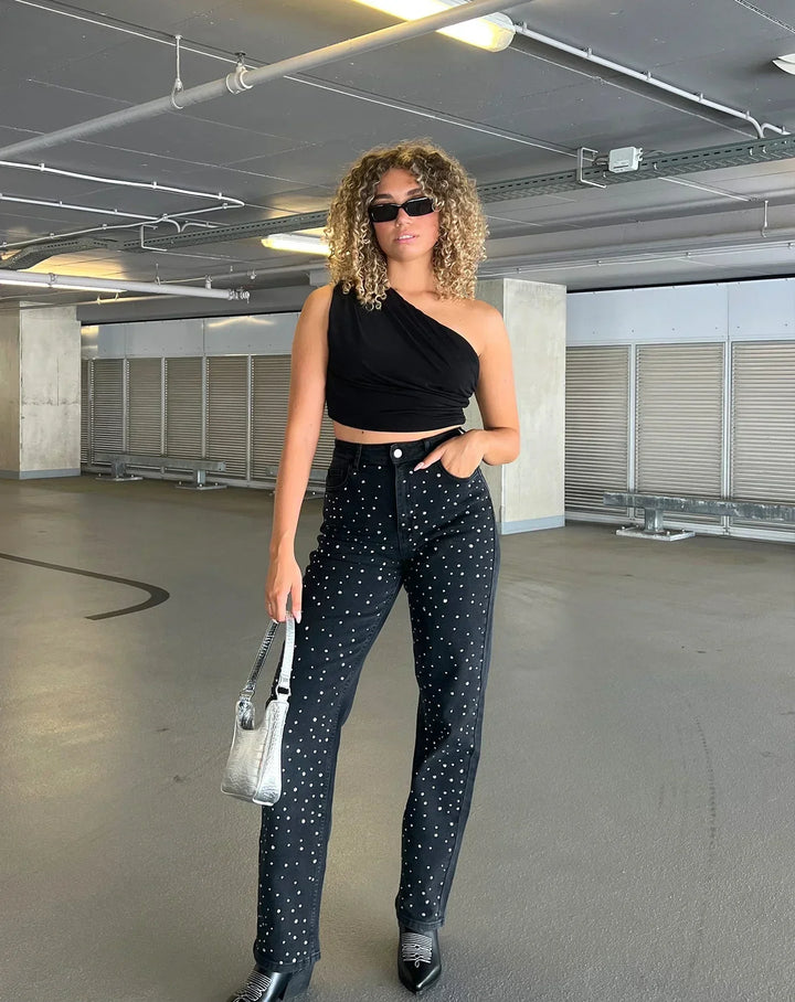 Funkelnde StarStruck Denim Jeans, deren Glanz im Licht besonders zur Geltung kommt.